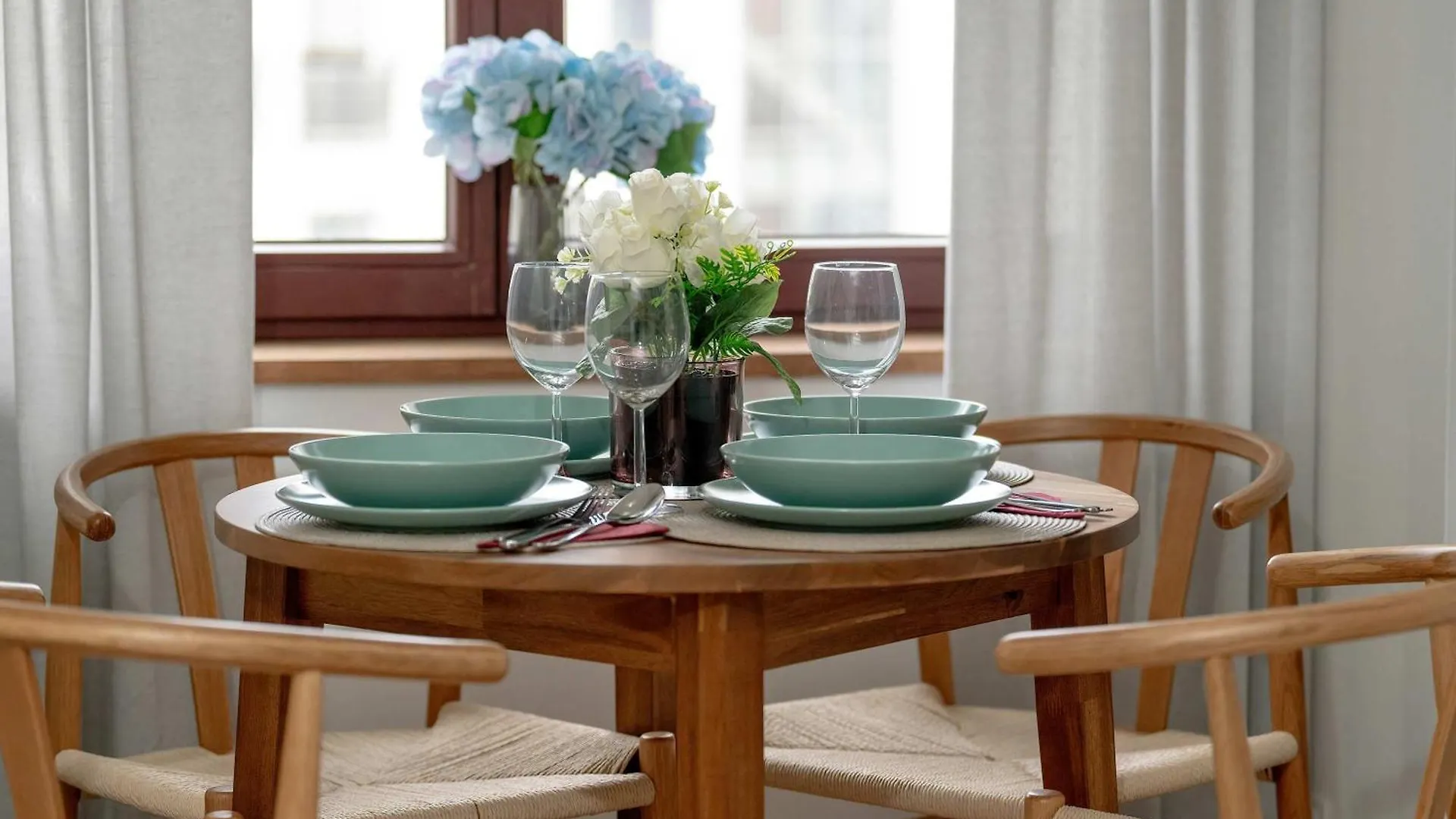 Przestronny Apartament Z Biurkiem W Centrum Poznania Blisko Rynku I Parku By Noclegi Renters 0*, Poznan